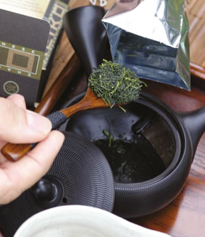 Kleine japanische Teekanne und Grüntee Japanische Teekanne und Grüntee